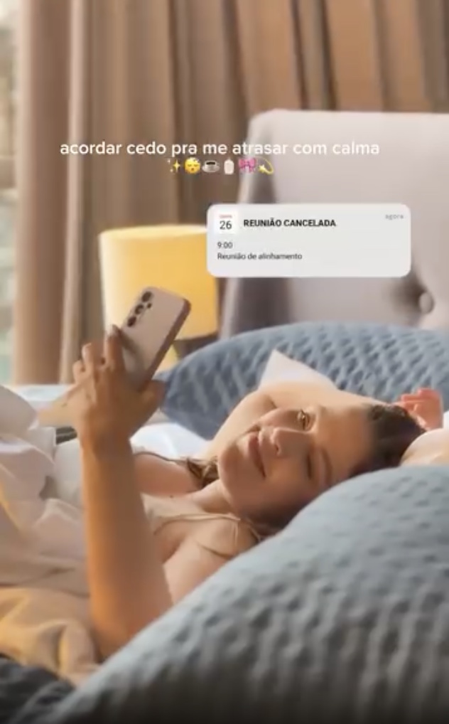 Reel da campanha Artex, Lorena na cama com notificação de reunião cancelada
