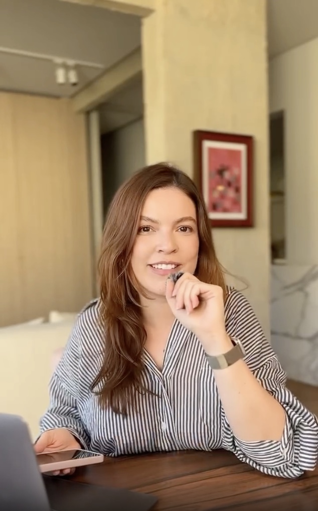 Reel da campanha Magazine Luiza, Lorena de camisa listrada