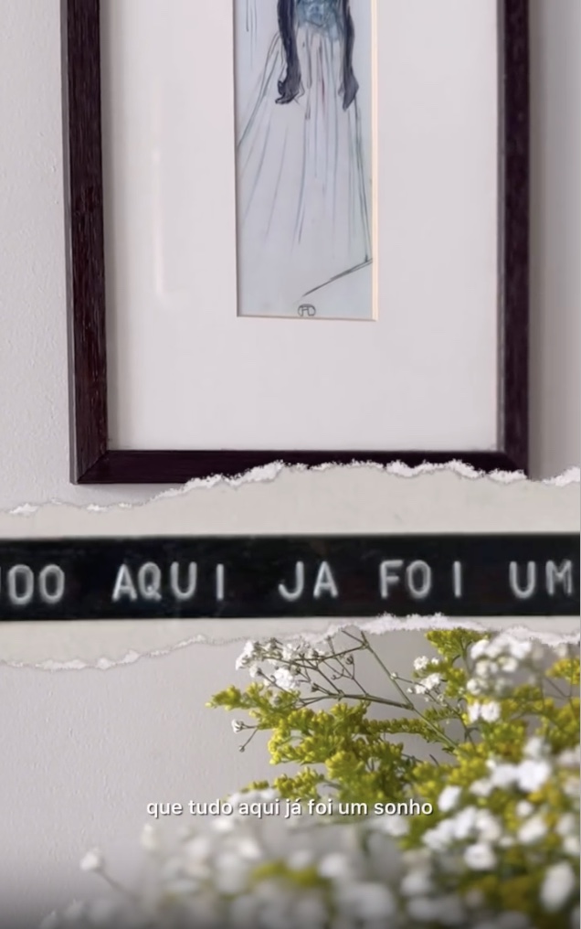 Reel: faixa com letras estênceis 'tudo aqui já foi um sonho' sob um quadro emoldurado