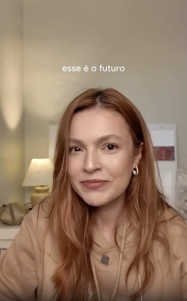 Reel: Lorena falando para a câmera, com o texto 'esse é o futuro'